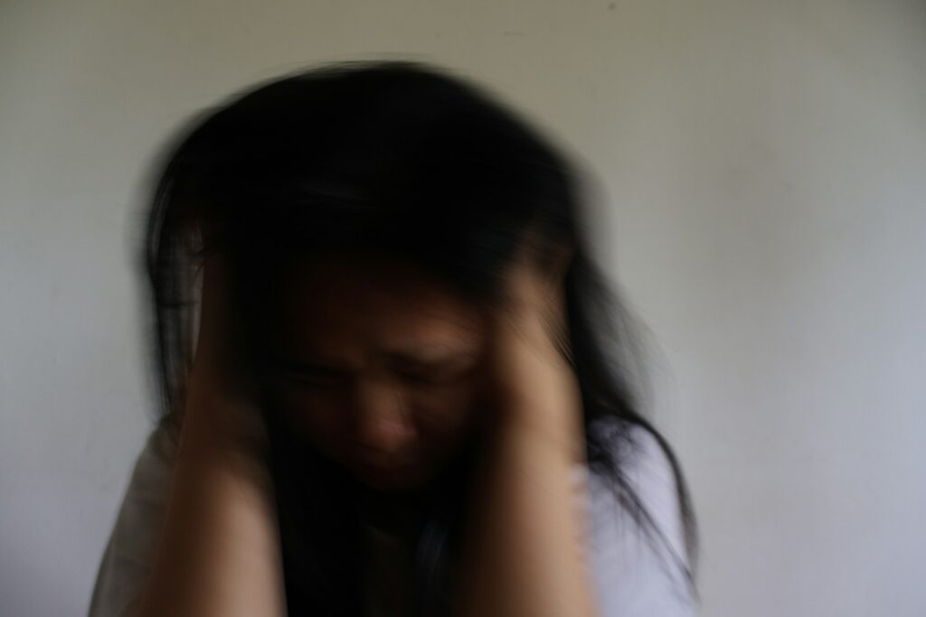 ストレートネックの頭痛は痛み止めで良くなる?一時的に和らぐだけと言われる理由と正しい対処法